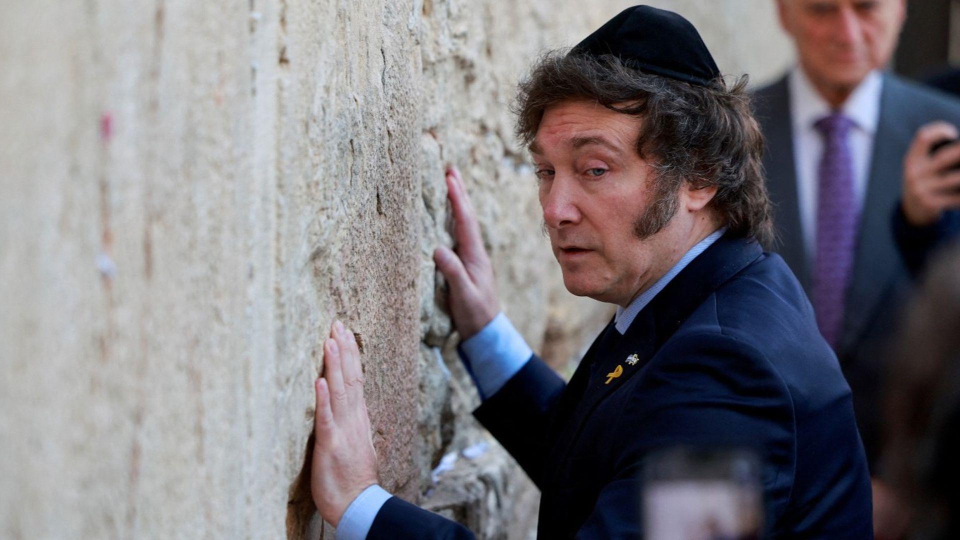 سەرۆکی ئەرجەنتین بۆ گواستنەوەی باڵیۆزخانەی وڵاتەکەی گەیشتە ئیسرائیل 